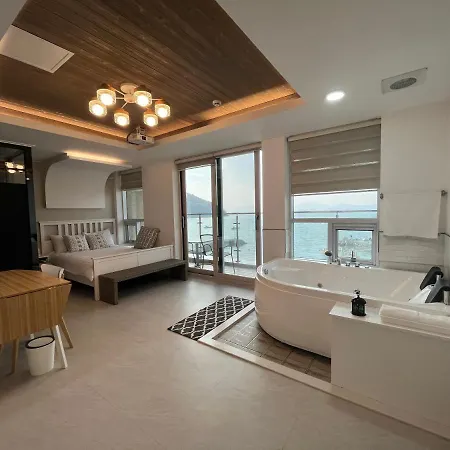 Somewhales Pension Namhae Exterior photo